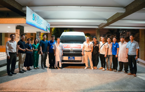 Bác sĩ Bệnh viện Thống Nhất TPHCM đến tỉnh Khánh Hòa hỗ trợ bà con vùng lũ