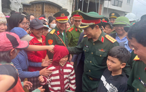 Đại tướng Phan Văn Giang thăm người dân vùng lũ tỉnh Gia Lai