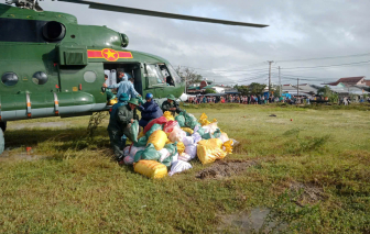 Cận cảnh máy bay Mi-17 bay cứu trợ nhân dân các vùng lũ lụt ở Đắk Lắk