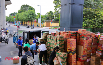 Cháy hàng vì người dân đi mua đồ cho 'người dưng'