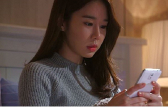 Bạn gái thân liên tục nhắn tin cho chồng tôi đêm khuya vì... không ngủ được