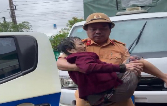 CSGT đưa cụ bà 94 ngâm mình trong nước lũ nhiều ngày đến bệnh viện cấp cứu