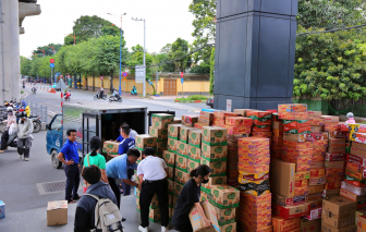 Người phụ nữ mang cả xe tải hàng đến bà con miền Trung: 'Phần của gia đình tôi chỉ là hạt cát'