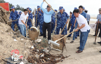 Dọn không xuể với hàng chục tấn rác liên tục tấp vào bãi biển Vũng Tàu
