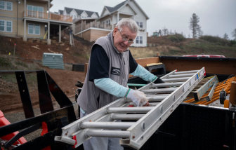 Hàng ngàn người Mỹ ngoài 80 tuổi vẫn làm những công việc nguy hiểm để mưu sinh