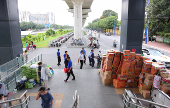Người dân đã gửi hơn 180 tấn hàng đến ga metro số 1 để gửi đồng bào bị lũ lụt