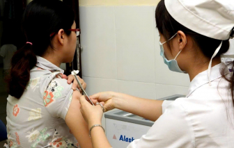 Viện Vắc xin và Sinh phẩm y tế tiêm phòng uốn ván miễn phí cho người dân vùng lũ Khánh Hòa