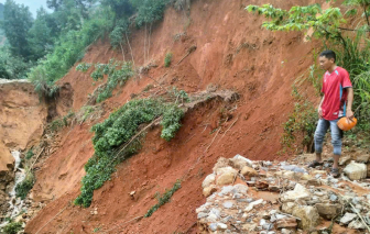 Một thôn ở Quảng Ngãi có 26 điểm sạt lở, dân phải đi đường đèo núi để ra khỏi thôn