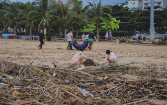 Viện Vắc xin và Sinh phẩm y tế tiêm phòng uốn ván miễn phí cho người dân vùng lũ Khánh Hòa