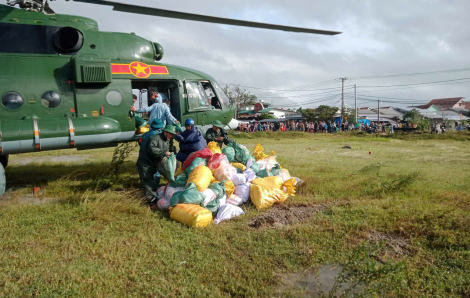 Cận cảnh máy bay Mi-17 bay cứu trợ nhân dân các vùng lũ lụt ở Đắk Lắk