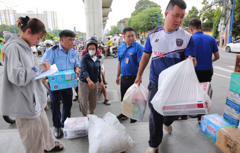 Cháy hàng vì người dân đi mua đồ cho 'người dưng'