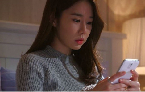 Bạn gái thân liên tục nhắn tin cho chồng tôi đêm khuya vì... không ngủ được