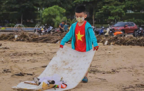 Hơn 1.000 người chung tay dọn bãi biển tại Nha Trang sau lũ