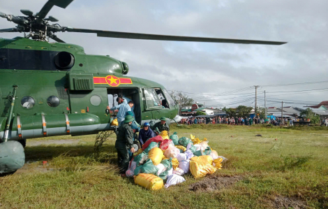 Trực thăng tăng tốc mang hàng cứu trợ đến nhân dân các vùng bị lũ cô lập