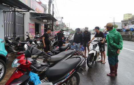 Khổ như đi sửa xe sau lũ