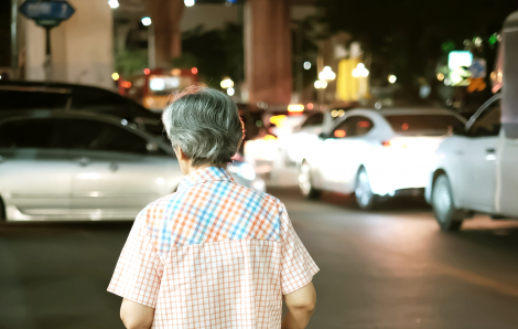 Người già trong thành phố