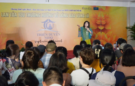 NSND Lệ Thủy cùng 5.000 khán giả lan tỏa yêu thương về đồng bào vùng lũ