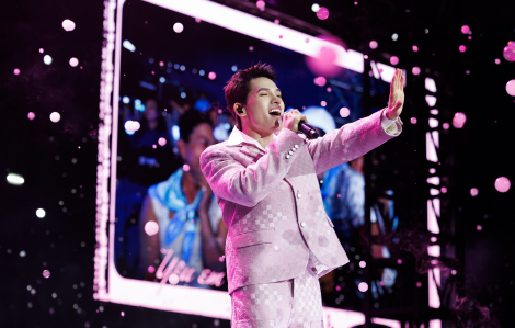 Quốc Thiên ủng hộ đồng bào miền Trung chịu ảnh hưởng bão lũ 200 triệu đồng tại concert "Skynote"