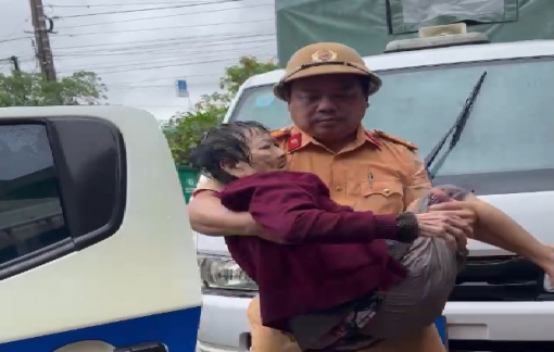 CSGT đưa cụ bà 94 ngâm mình trong nước lũ nhiều ngày đến bệnh viện cấp cứu