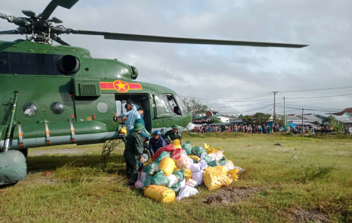Trực thăng tăng tốc mang hàng cứu trợ đến nhân dân các vùng bị lũ cô lập