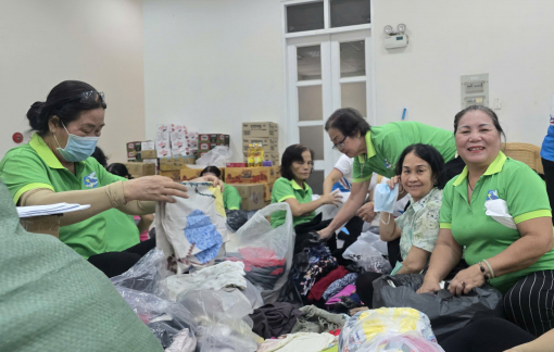 Phụ nữ TPHCM gấp rút phân loại hàng hóa gửi đến đồng bào miền Trung