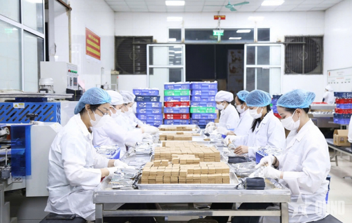 Quân đội xuyên đêm sản xuất lương khô cứu trợ đồng bào lũ lụt