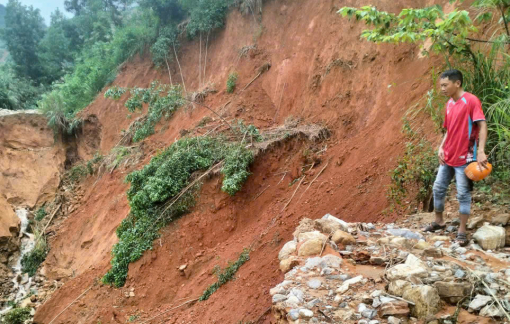 Một thôn ở Quảng Ngãi có 26 điểm sạt lở, dân phải đi đường đèo núi để ra khỏi thôn