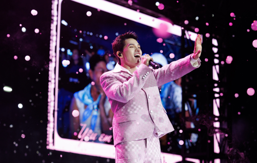 Quốc Thiên ủng hộ đồng bào miền Trung chịu ảnh hưởng bão lũ 200 triệu đồng tại concert "Skynote"