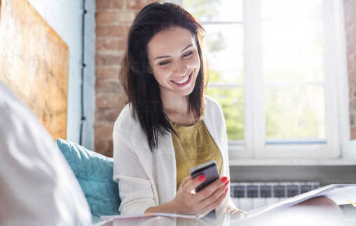 Vợ nhắn tin ngọt ngào với khách hàng nam