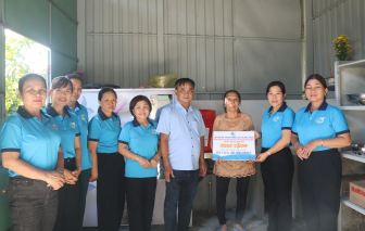 Bàn giao “Góc bếp yêu thương” cho hội viên phụ nữ có hoàn cảnh khó khăn