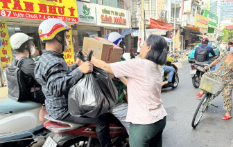 Giá mì gói, nước suối, sữa… tăng mạnh do người dân gom hàng đưa về vùng lũ