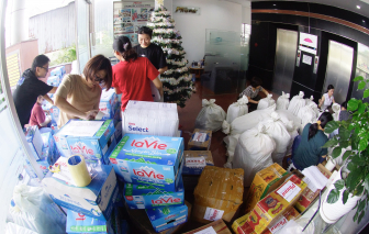 Tập thể cán bộ, phóng viên Báo Phụ nữ làm việc hết sức để đưa hàng cứu trợ nhanh nhất đến bà con vùng lũ