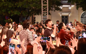 Khán giả đội mưa cổ vũ chương trình giao lưu đoàn phim tại Liên hoan phim Việt Nam lần thứ XXIV