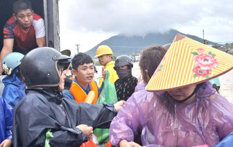 'Nhìn hàng xe cứu trợ kéo dài hàng cây số, tôi đã bật khóc'