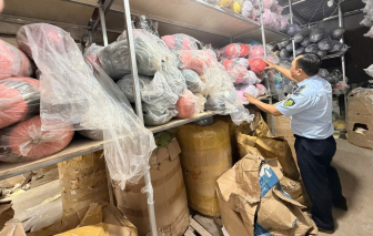 Phát hiện kho chứa hơn 5.000 mũ bảo hiểm dỏm