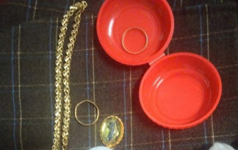 Nhận hàng cứu trợ, phát hiện gần nửa cây vàng trong túi áo, người dân chuyển công an trả lại