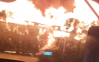 Xe giường nằm cháy dữ dội trên đường cao tốc lúc rạng sáng