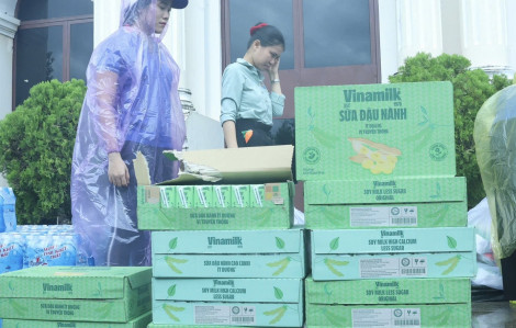 48 tấn sữa và nước uống của Vinamilk đến rốn lũ miền Trung và Tây Nguyên