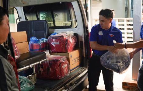 Bác sĩ, điều dưỡng Bệnh viện Chợ Rẫy đến Khánh Hòa hỗ trợ người dân vùng lũ