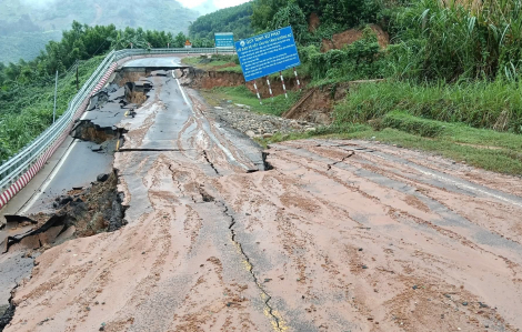 Nhiều tuyến quốc lộ ở miền Trung và Tây Nguyên vẫn còn bị chia cắt do mưa lũ