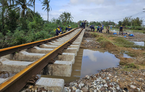 Đường sắt Bắc - Nam còn 15 điểm bị sạt lở do mưa lũ ở miền Trung