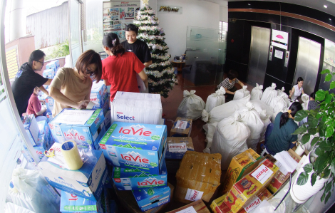 Tập thể cán bộ, phóng viên Báo Phụ nữ làm việc hết sức để đưa hàng cứu trợ đến bà con vùng lũ