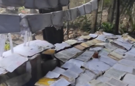 Học sinh vùng lũ phơi tập sách sau nước rút