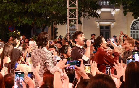 Khán giả đội mưa cổ vũ chương trình giao lưu đoàn phim tại Liên hoan phim Việt Nam lần thứ XXIV