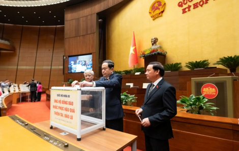 Quốc hội mặc niệm đồng bào đã mất, phát động ủng hộ người dân vùng thiên tai
