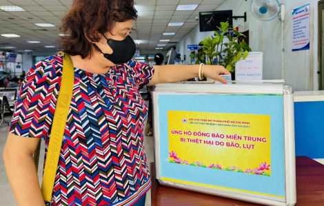 Thân nhân, bệnh nhân tại Bệnh viện Nhân dân Gia Định hỗ trợ cho bà con vùng lũ