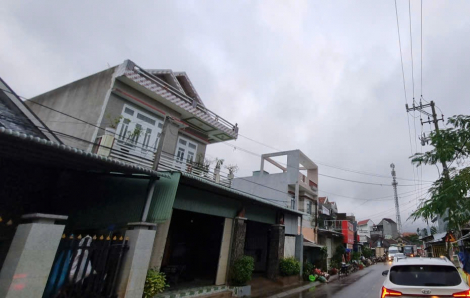 Người dân vùng rốn lũ bức xúc vì tin giả nhà cao tầng sập, nhiều người chết