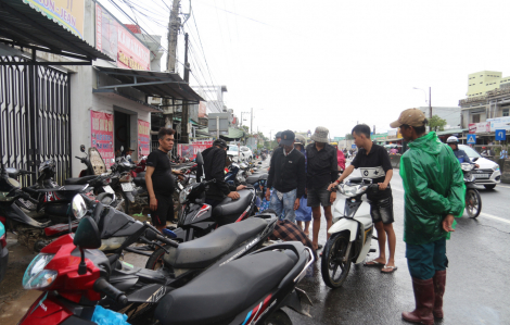 Xe máy chất đống, xếp hàng dài chờ sửa tại Đắk Lắk sau lũ