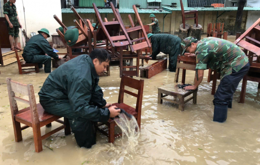 Bộ đội dọn bùn, khử khuẩn, cấp nước sạch khắp vùng lũ