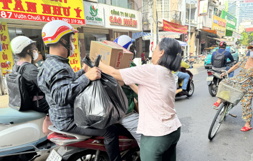 Giá mì gói, nước suối, sữa… tăng mạnh do người dân gom hàng đưa về vùng lũ